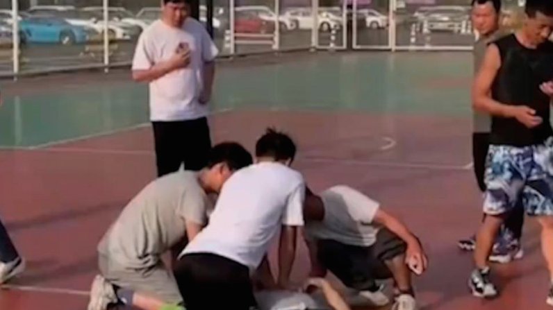BBC：队友误踢手臂离身不算越位