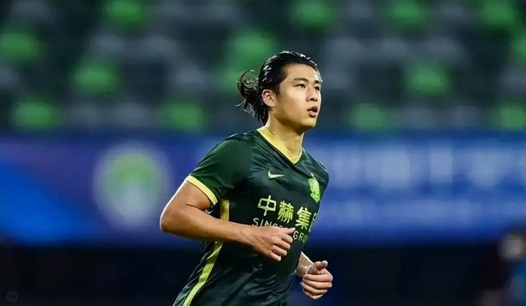 张玉宁被担架抬下，随后被曹永竞换下