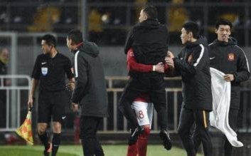 我说董路和孙继海应该分两桌坐，谁赞成谁反对?