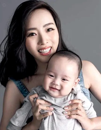 莱昂纳多社媒晒图，显示其身披中国队球衣与儿子一起看球