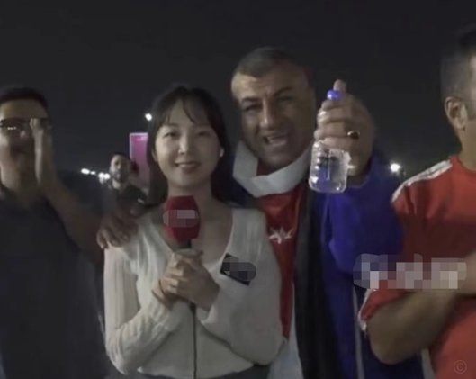 世界杯记者甜蜜遇袭：被女球迷热情亲吻！