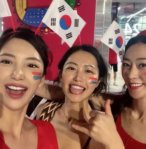 韩国记者直播连线报道世界杯时，被当地的女球迷亲了一口