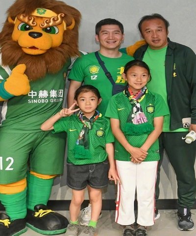 国安举行媒体球迷开放日 为因意外去世的俱乐部员工默哀(图)