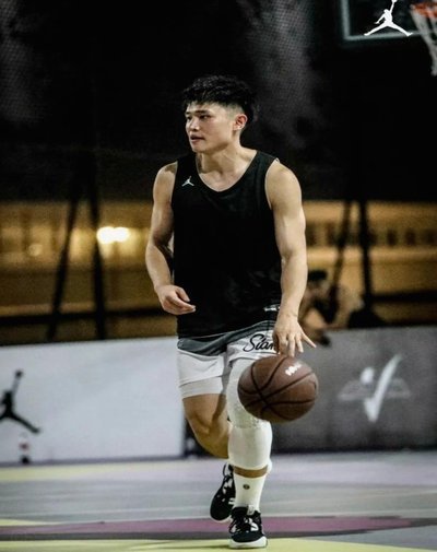 袁博涵没有什么亮眼发挥，算是先适应适应，毕竟是跳级。
