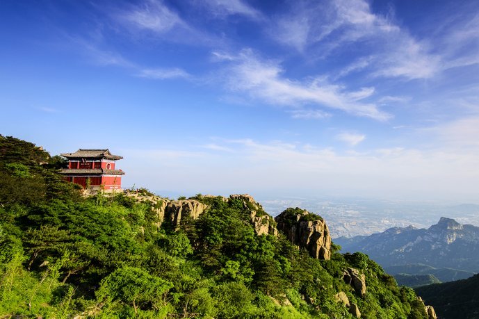 据《体坛周报》记者报道，山东泰山基本与郑铮、高准翼、王彤、陈蒲谈妥续约。