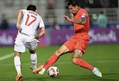 半场：中国0-0塔吉克斯坦，刘洋失单刀，韦世豪染黄